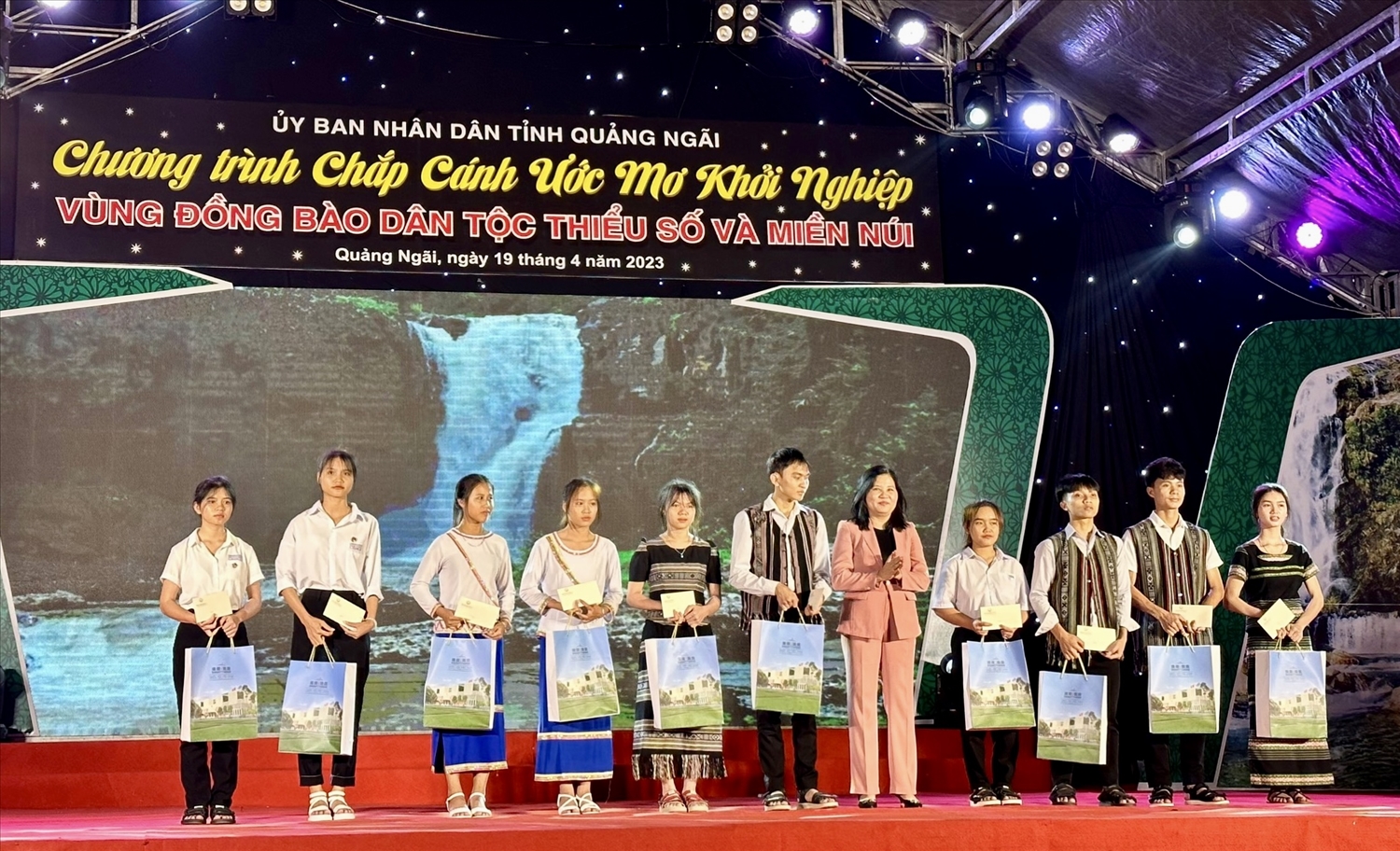 Phó Chủ tịch Hội đồng Dân tộc của Quốc hội Đinh Thị Phương Lan trao tặng quà cho các em học sinh DTTS vượt khó học giỏi e