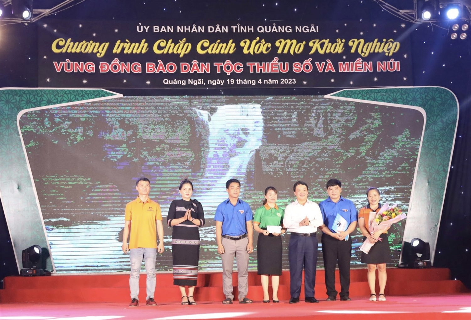 Bộ trưởng, Chủ nhiệm Uỷ ban Dân tộc Hầu A Lềnh tặng quà cho Câu lạc bộ thanh niên khởi nghiệp vùng đồng bào DTTS tỉnh Quảng Ngãi 