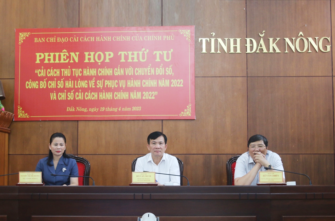 Chủ tịch UBND tỉnh Đắk Nông Hồ Văn Mười (ở giữa) và lãnh đạo tỉnh dự Hội nghị tại điểm cầu Đắk Nông