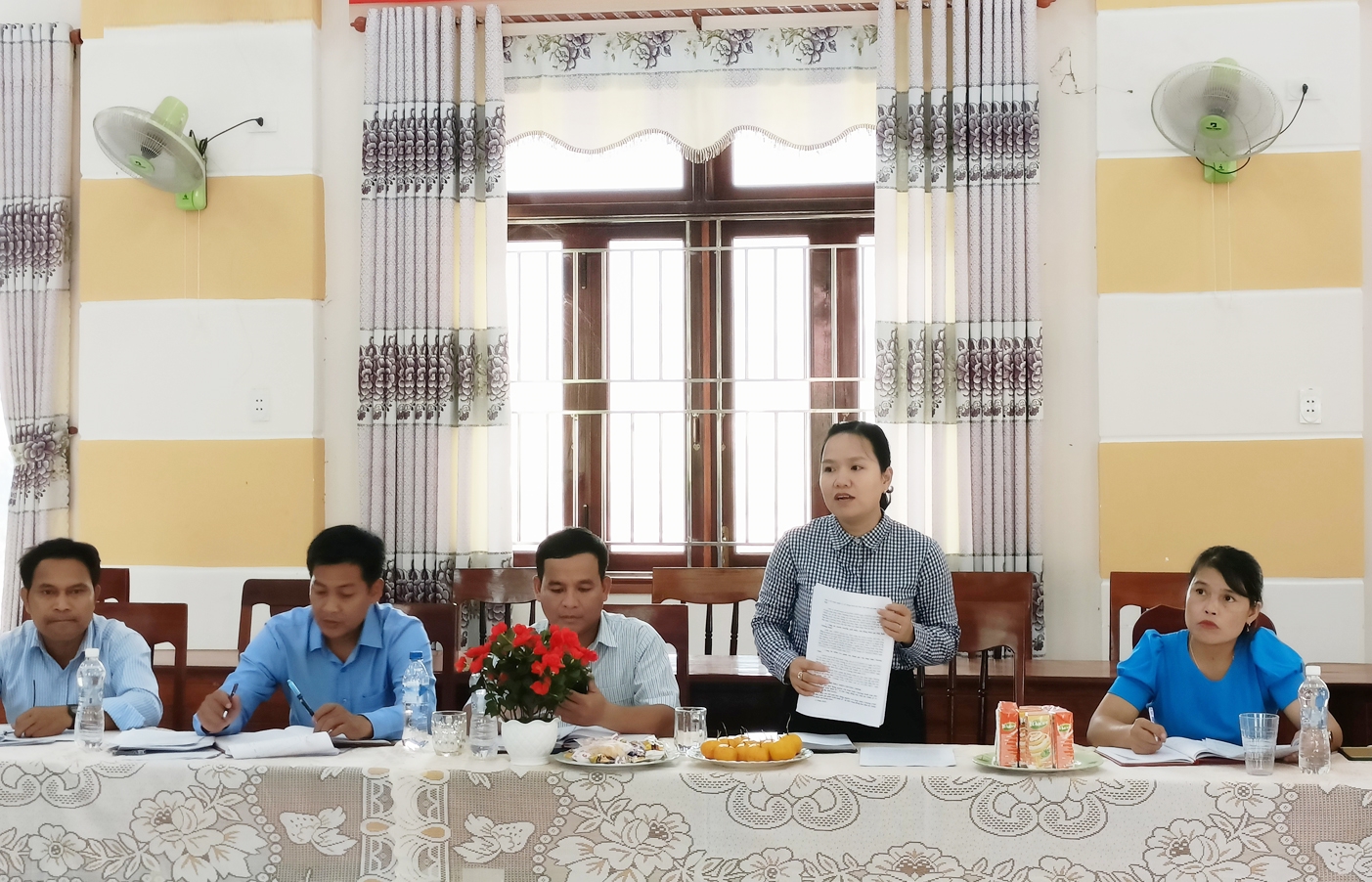 Đại diện lãnh đạo huyện Minh Long báo cáo với Đoàn công tác về việc triển khai Chương trình MTQG trên địa bàn huyện