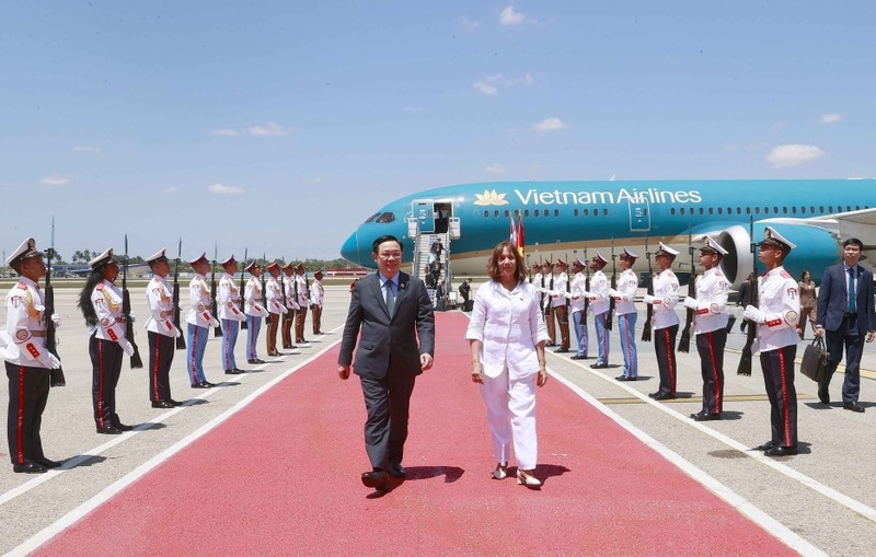 Lễ đón Chủ tịch Quốc hội Vương Đình Huệ và Đoàn đại biểu cấp cao Quốc hội Việt Nam tại sân bay Jose Marti, Thủ đô La Habana. (Ảnh: TTXVN)