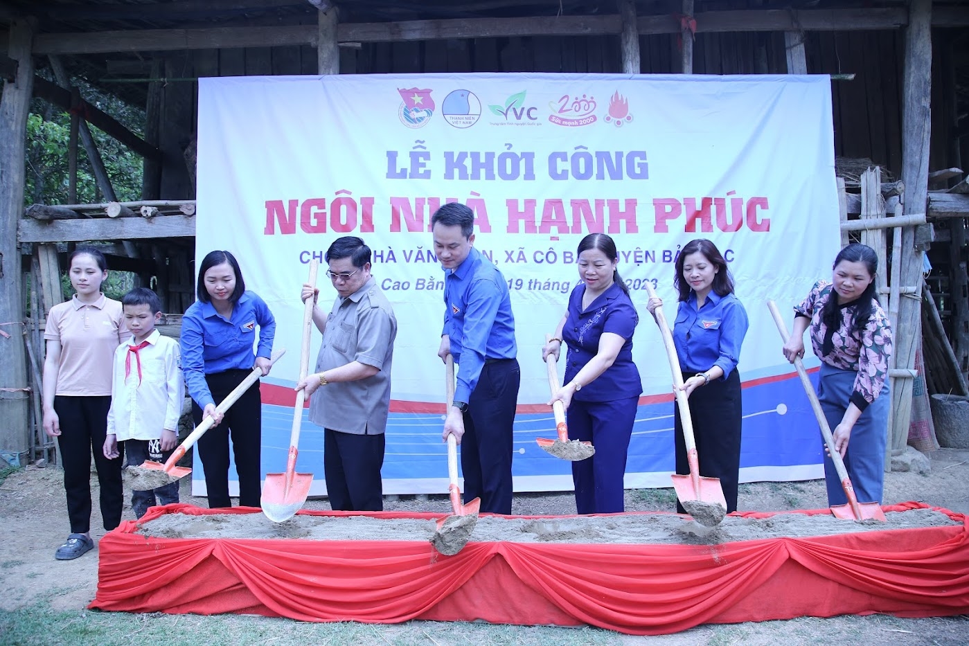 Các đại biểu tham gia Khởi công xây dựng “Ngôi nhà hạnh phúc” tặng gia đình em Hà Văn Hoan