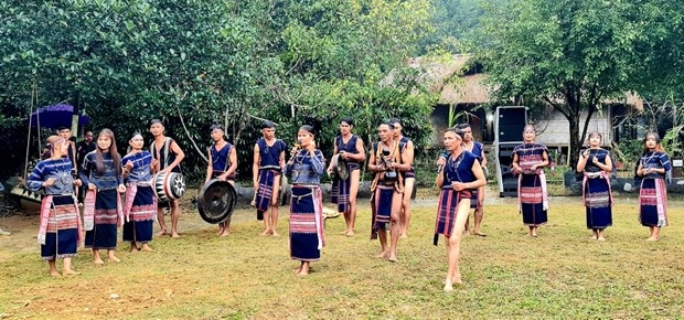 Đồng bào dân tộc Bahnar trình diễn, giới thiệu các bài dân ca, dân vũ truyền thống của dân tộc mình. Ảnh: Hoàng Tâm