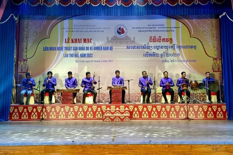 Tiết mục hòa tấu nhạc cụ dân tộc Khmer tại đêm khai mạc liên hoan