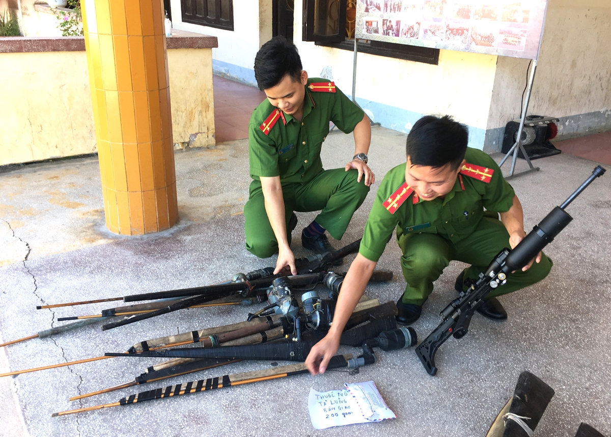 Công an huyện Mèo Vạc phân loại vũ khí do người dân tự nguyện giao nộp