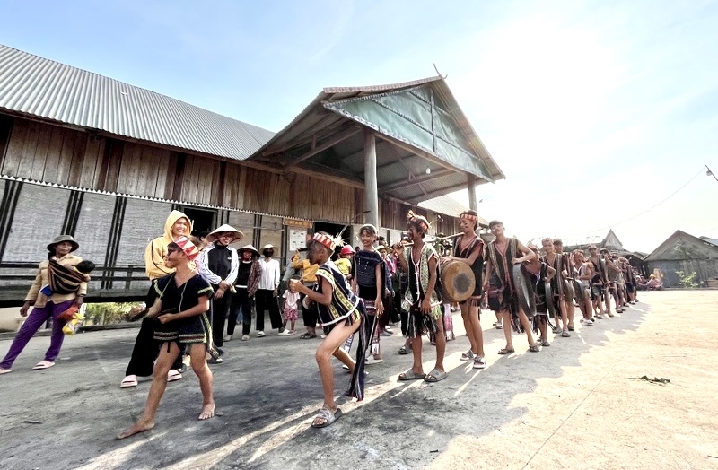 Xung quanh sân nhà Rông, đội cồng chiêng làng Prăng đánh lên những giai điệu rộn ràng vào lễ hội