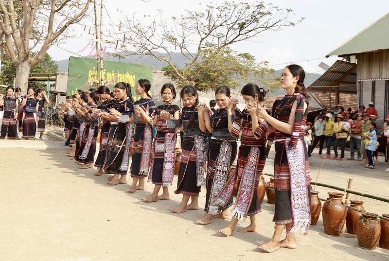 Đội xoang nữ của làng Prăng cùng múa những điệu xoang uyển chuyển, nhịp nhàng