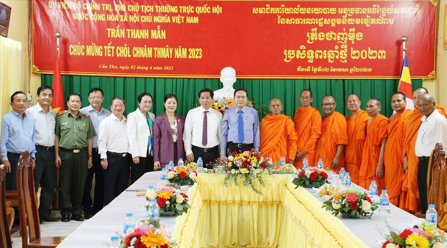 Đoàn công tác chụp ảnh lưu niệm cùng các vị chức sắc dân tộc Khmer