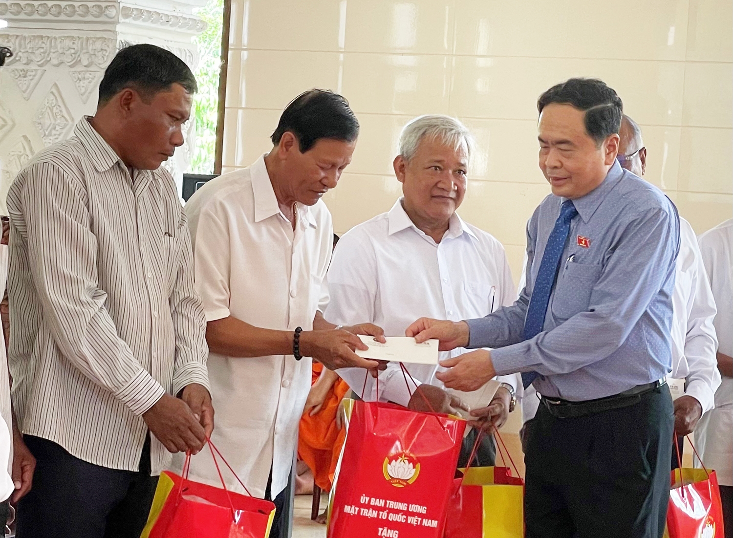 Phó Chủ tịch Thường trực Quốc hội Trần Thanh Mẫn đã tặng 52 phần quà cho Người uy tín tiêu biểu là người dân tộc Khmer của TP. Cần Thơ