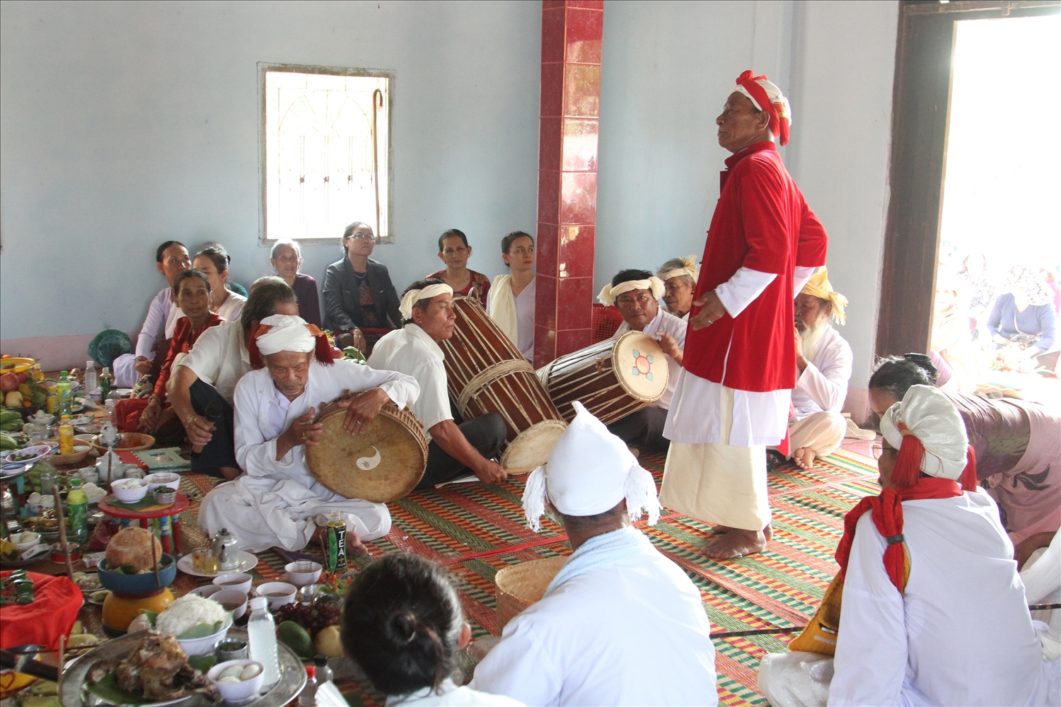 Các vị chức sắc Chăm Bàlamôn thực hiện nghi thức cúng mừng năm mới