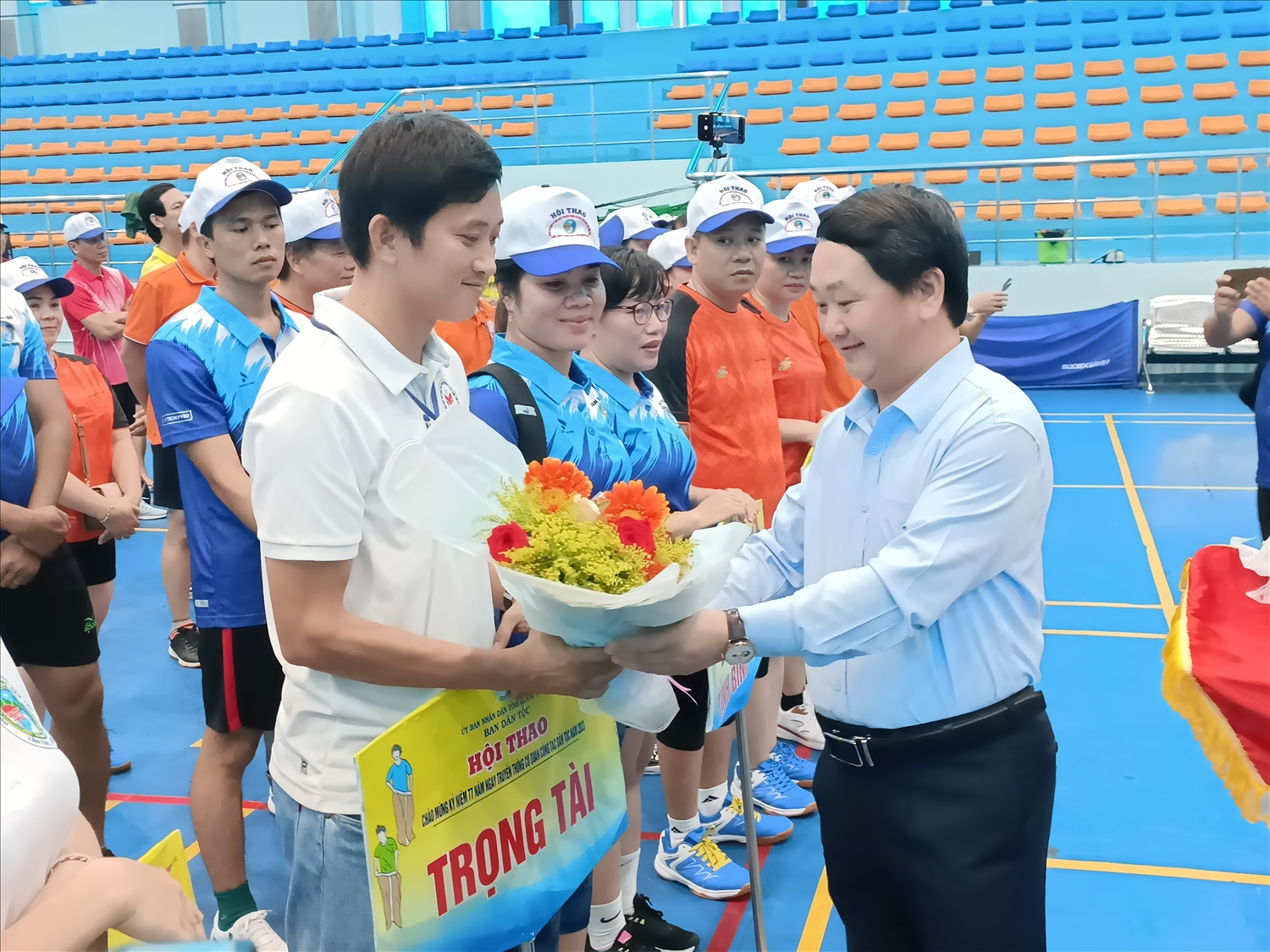 Bộ trưởng, Chủ nhiệm UBDT tặng cở, hoa cho các đoàn tham gia Hội thao