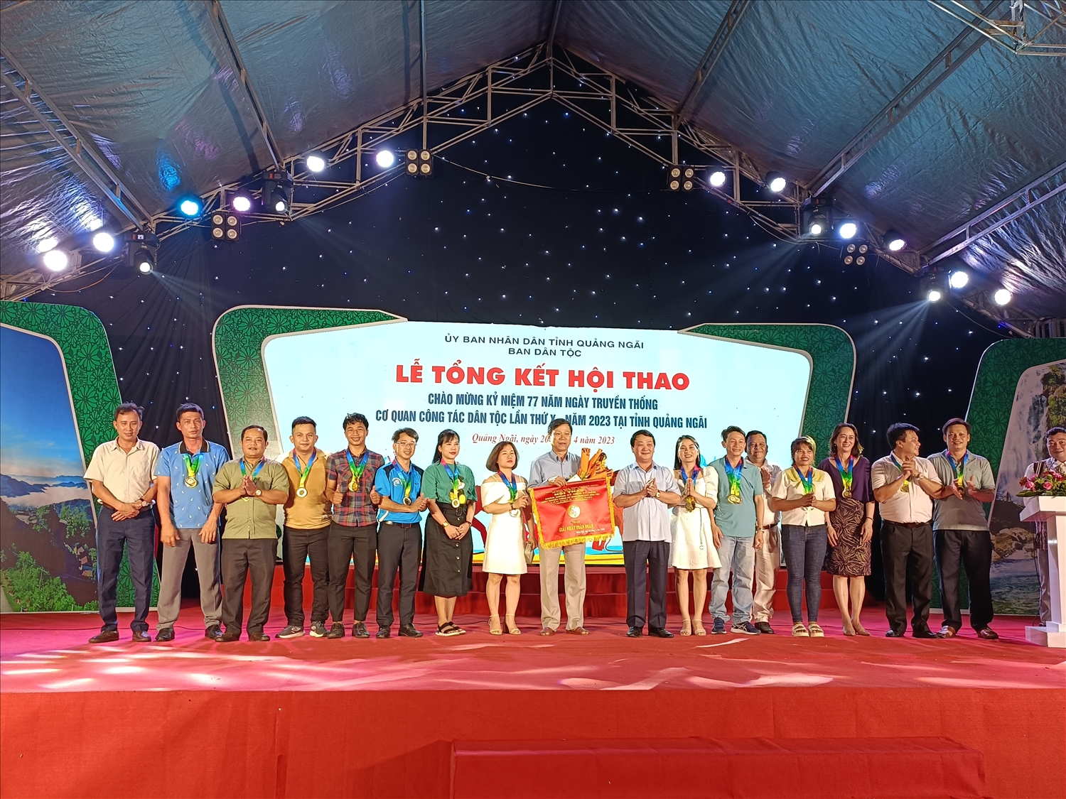 Bộ trưởng, Chủ nhiệm UBDT Hầu A Lềnh trao giải Nhất cho đoàn tỉnh Quảng Nam