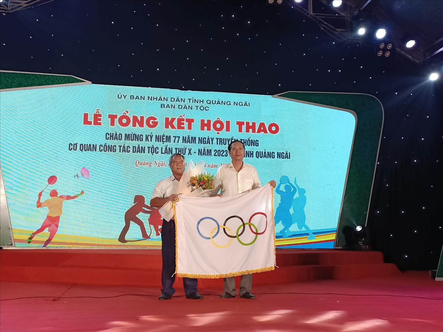 Ông Đinh Văn Lung (bên trái), Trưởng Ban Dân tộc Bình Định nhận cờ đăng cai Hội thao năm 2024 từ lãnh đạo Ban Dân tộc tỉnh Quảng Ngãi