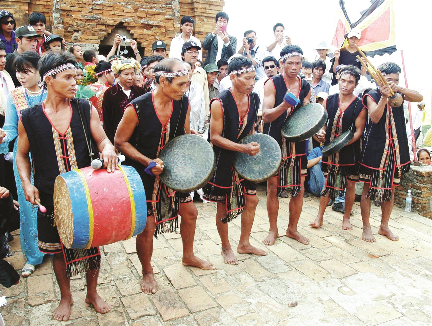 Nghệ nhân Kadá Phượng (thứ tư từ trái qua) trong đội hình mã la thôn Tà Dương. 