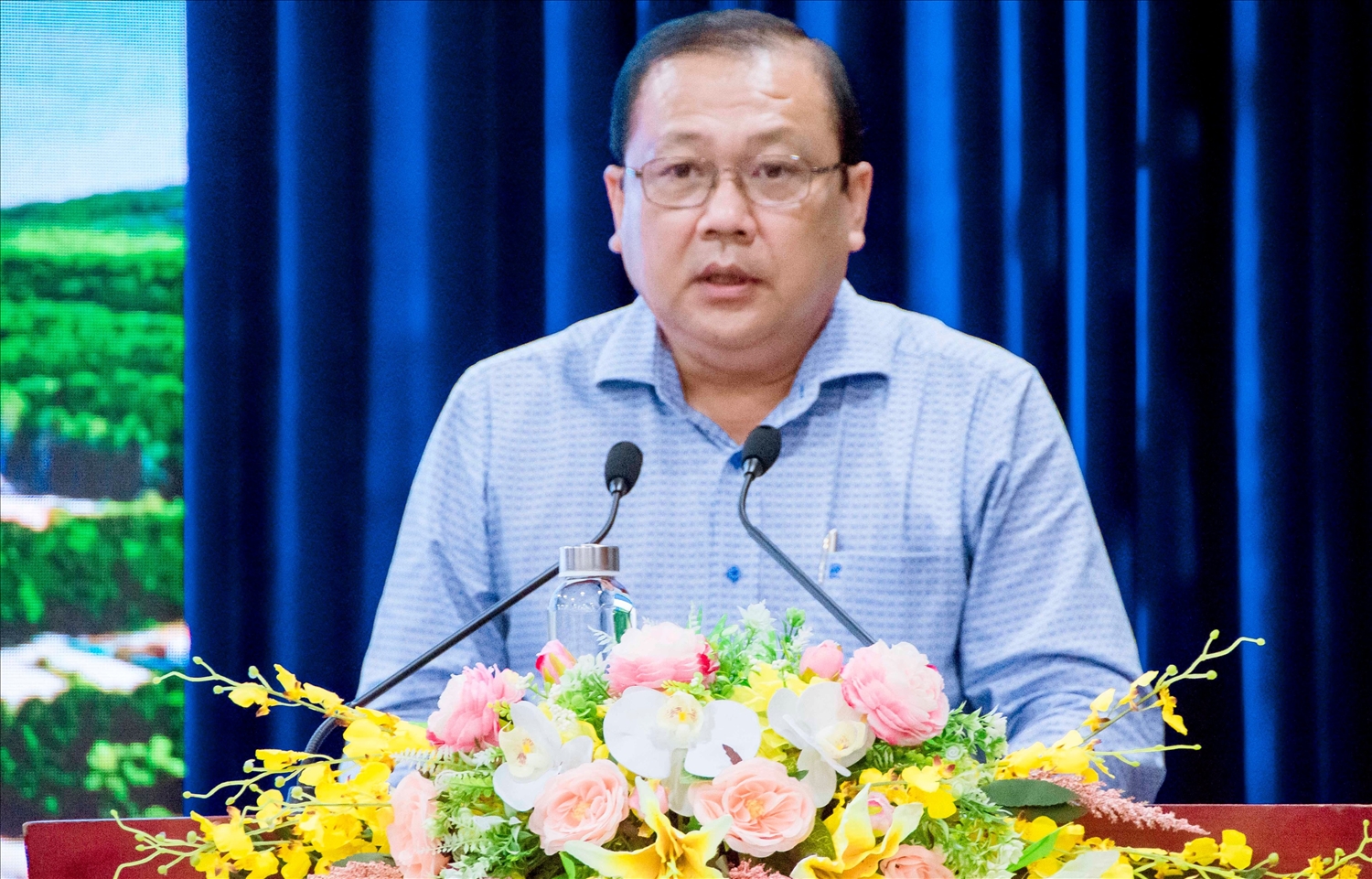 Ông Nguyễn Văn Đen, Phó Giám đốc Sở Thông tin và Truyền thông tỉnh Cà Mau báo cáo công tác thông tin tuyên truyền về Cà Mau trên báo chí và các phương tiện thông tin đại chúng năm 2022.