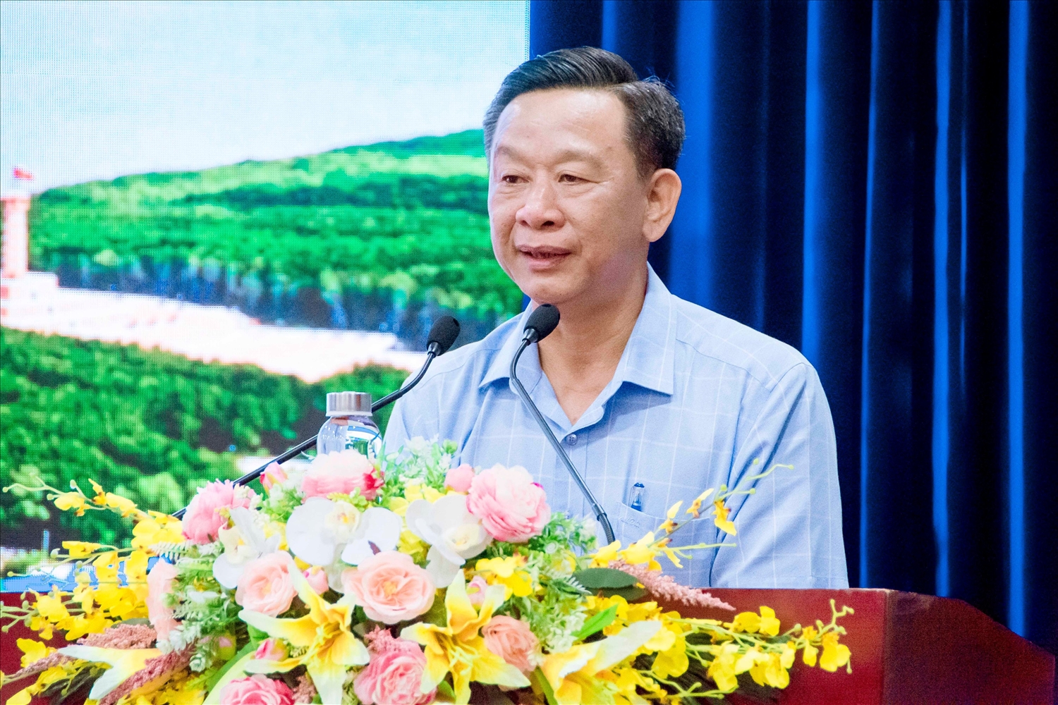 Ông Hồ Trung Việt, UVTV, Trưởng ban Tuyên giáo Tỉnh ủy Cà Mau phát biểu đề dẫn thảo luận.