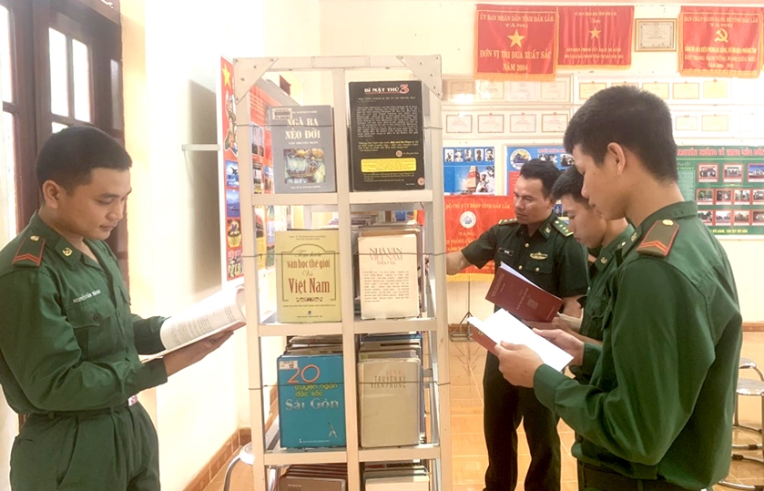 Đồn Biên phòng Cửa khẩu Đắk Ruê tổ chức hoạt động đọc sách và giới thiệu sách cho cán bộ, chiến sĩ đơn vị