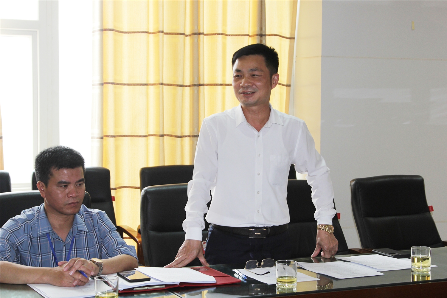 Ông Lò Việt Tuyển - Phó Giám đốc Sở GD&ĐT tỉnh Lai Châu phát biểu tại buổi làm việc