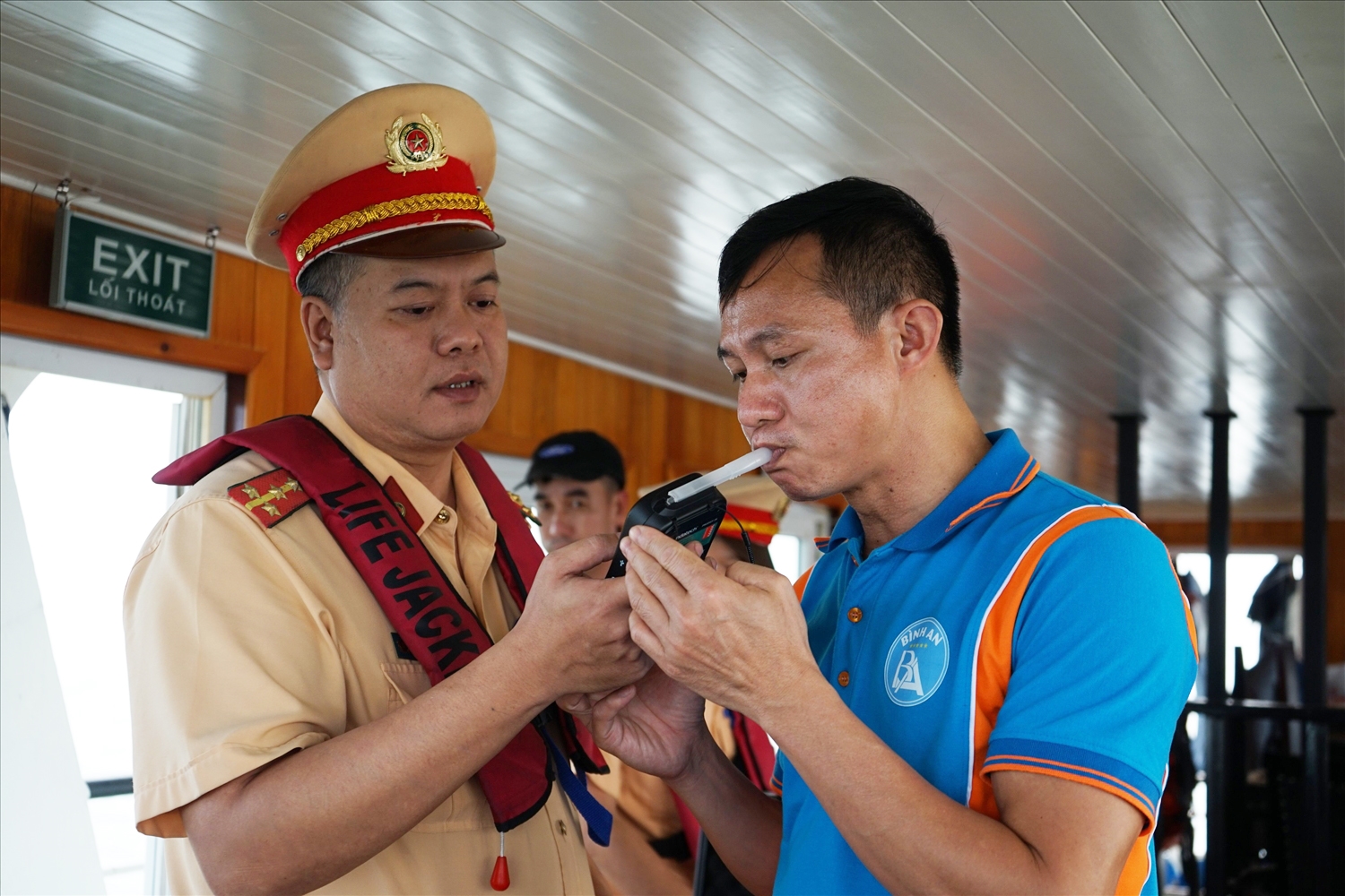 Công an tỉnh Quảng Ninh triển khai đo nồng độ cồn đối với người điều khiển phương tiện trên biển
