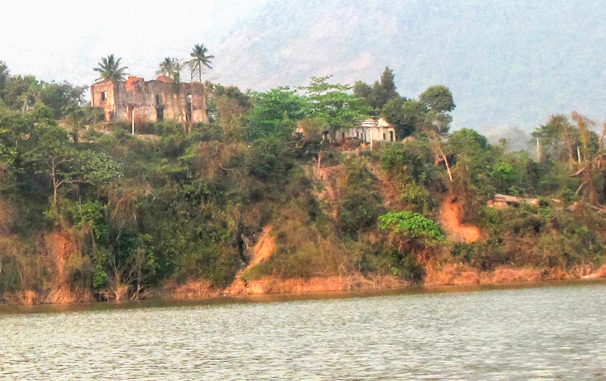 Khu phế tích dinh thự Đèo Văn Long bên lòng hồ sông Đà (xã Lê Lợi, huyện Nậm Nhùn, tỉnh Lai Châu) hiện nay.