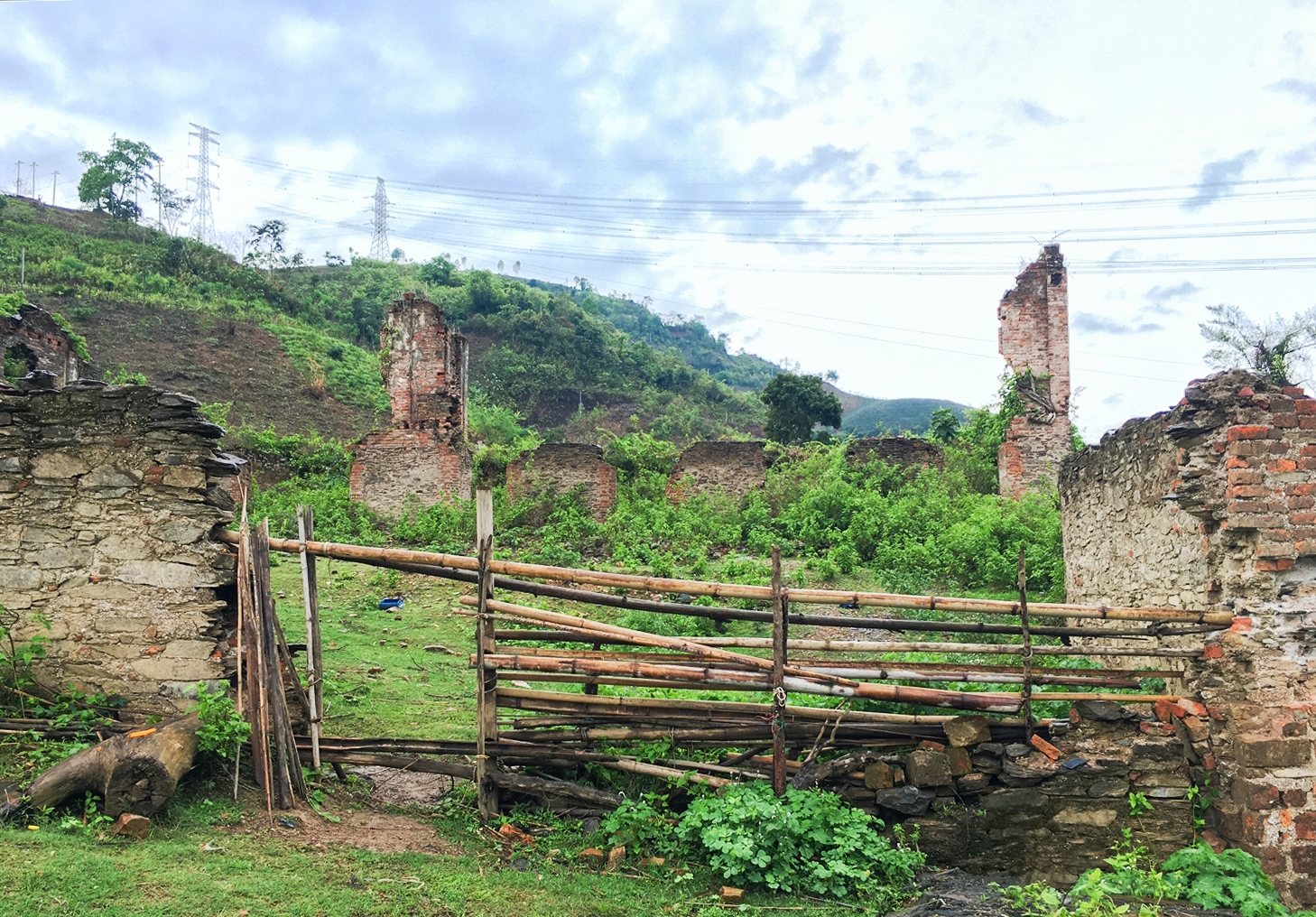 Những hạng mục hoang tàn của khu phế tích dinh thự Đèo Văn Long hiện nay