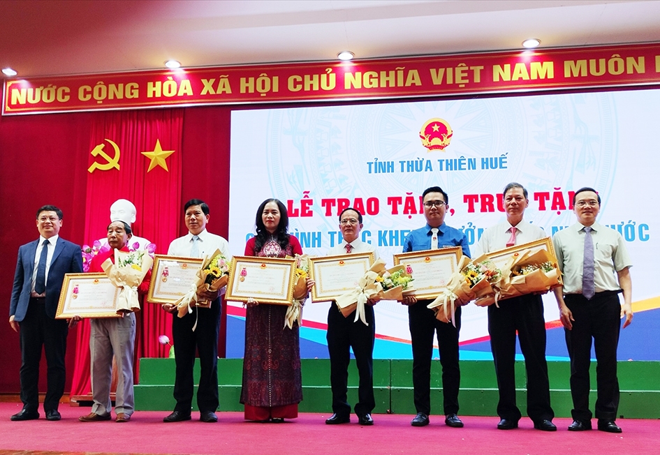 Phó Chủ tịch UBND tỉnh Thừa Thiên Huế trao thưởng cấp Nhà nước cho các tập thể, cá nhân có thành tích tiêu biểu, xuất sắc trên địa bàn tỉnh giai đoạn 2020 - 2022. 