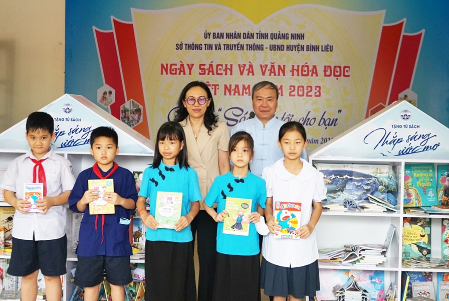 Tại buổi lễ, 4 trường tiểu học tại huyện Bình Liêu được nhận tủ sách ý nghĩa