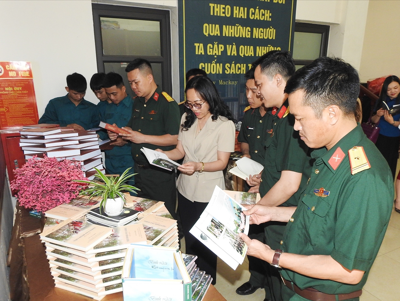 Giám đốc Sở Thông tin và Truyền thông cùng lực lượng vũ trang huyện Bình Liêu trong Ngày Sách và Văn hóa đọc 2023
