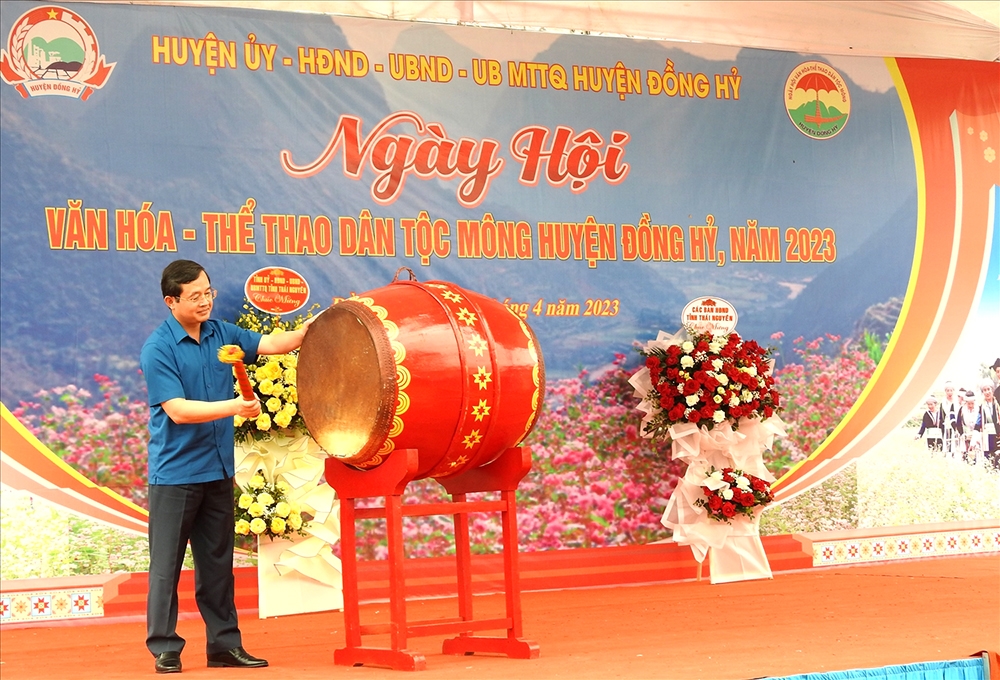 Ông Phạm Hoàng Sơn - Phó Bí thư Thường trực Tỉnh ủy, Chủ tịch HĐND tỉnh Thái Nguyên đánh trống khai hội