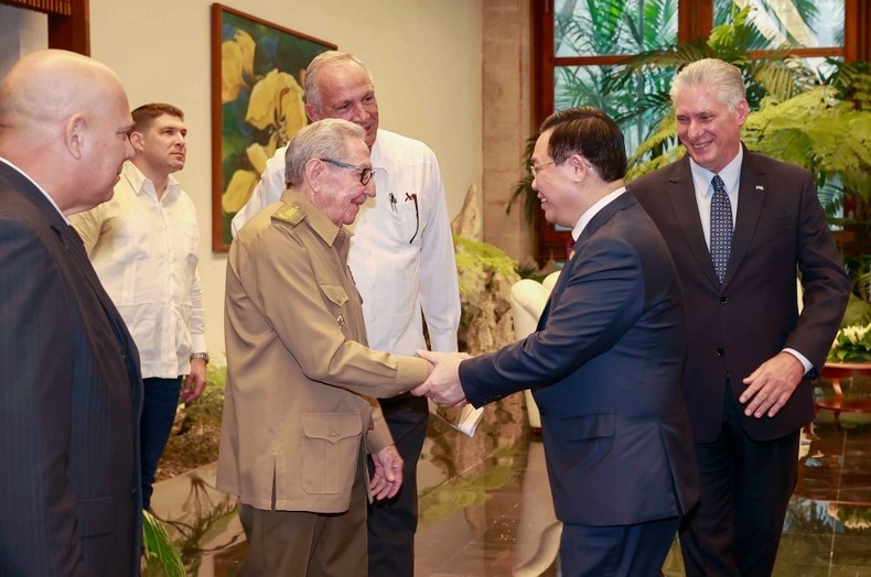 Chủ tịch Quốc hội Vương Đình Huệ với Đại tướng Raúl Castro Ruz tại buổi hội kiến. (Ảnh: DOÃN TẤN)