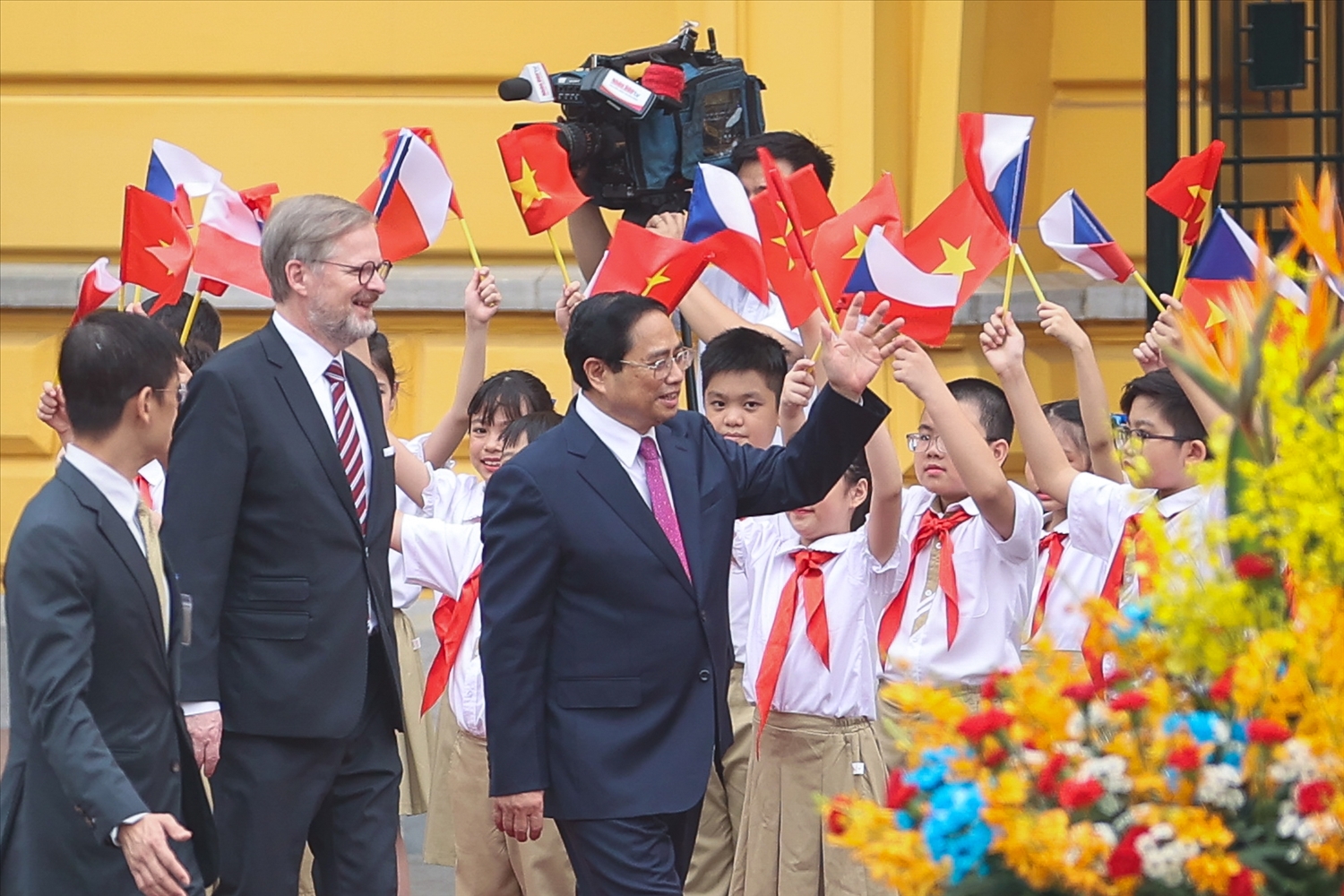 Các em học sinh chào mừng Thủ tướng Petr Fiala và Thủ tướng Phạm Minh Chính - Ảnh: VGP/Nhật Bắc
