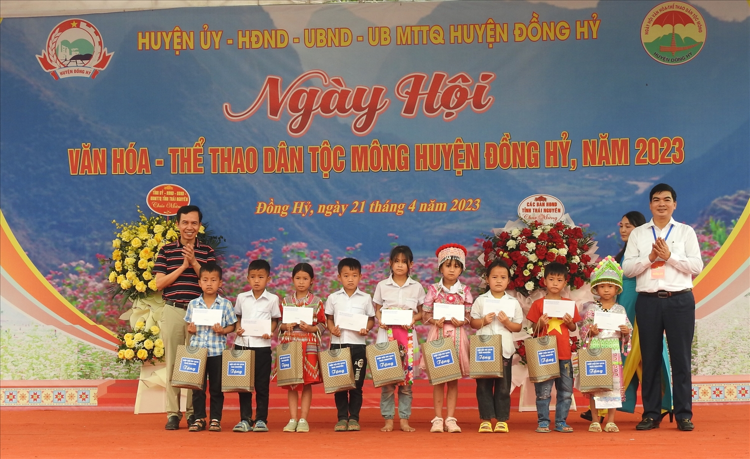 Lãnh đạo huyện Đồng Hỷ và Lãnh đạo Hiệp hội du lịch tỉnh Thái Nguyên trao tặng quà cho các cháu học sinh dân tộc Mông trên địa bàn xóm Bản Tèn, xã Văn Lăng