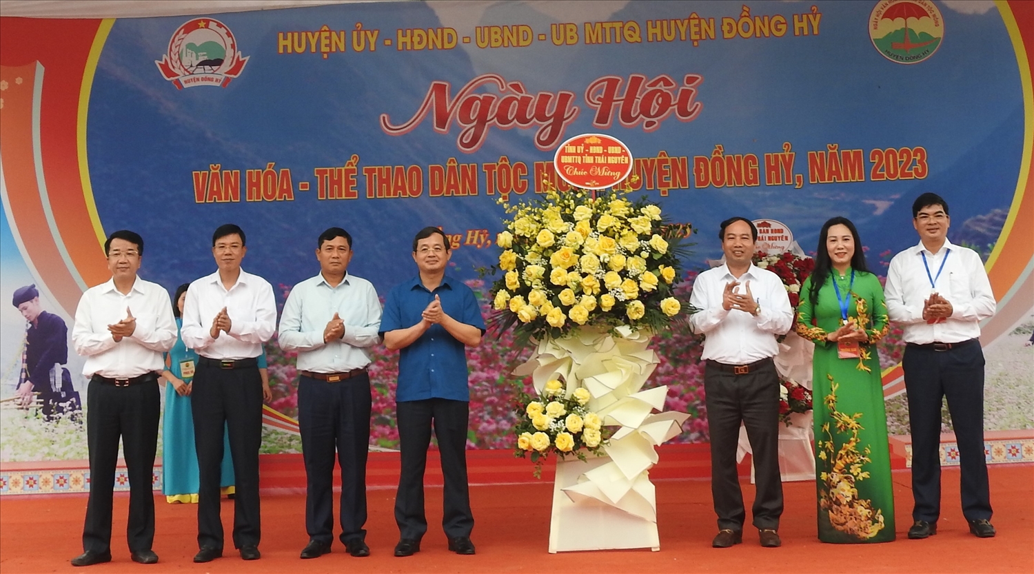 Lãnh đạo tỉnh Ủy, HĐND, UBND, Ủy ban MTTQ Việt Nam tỉnh Thái Nguyên tặng hoa Chúc mừng Ngày hội