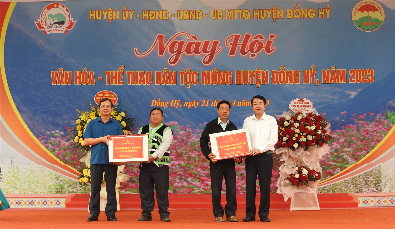 Lãnh đạo tỉnh Thái Nguyên trao tặng máy tính cho các thôn, bản khó khăn