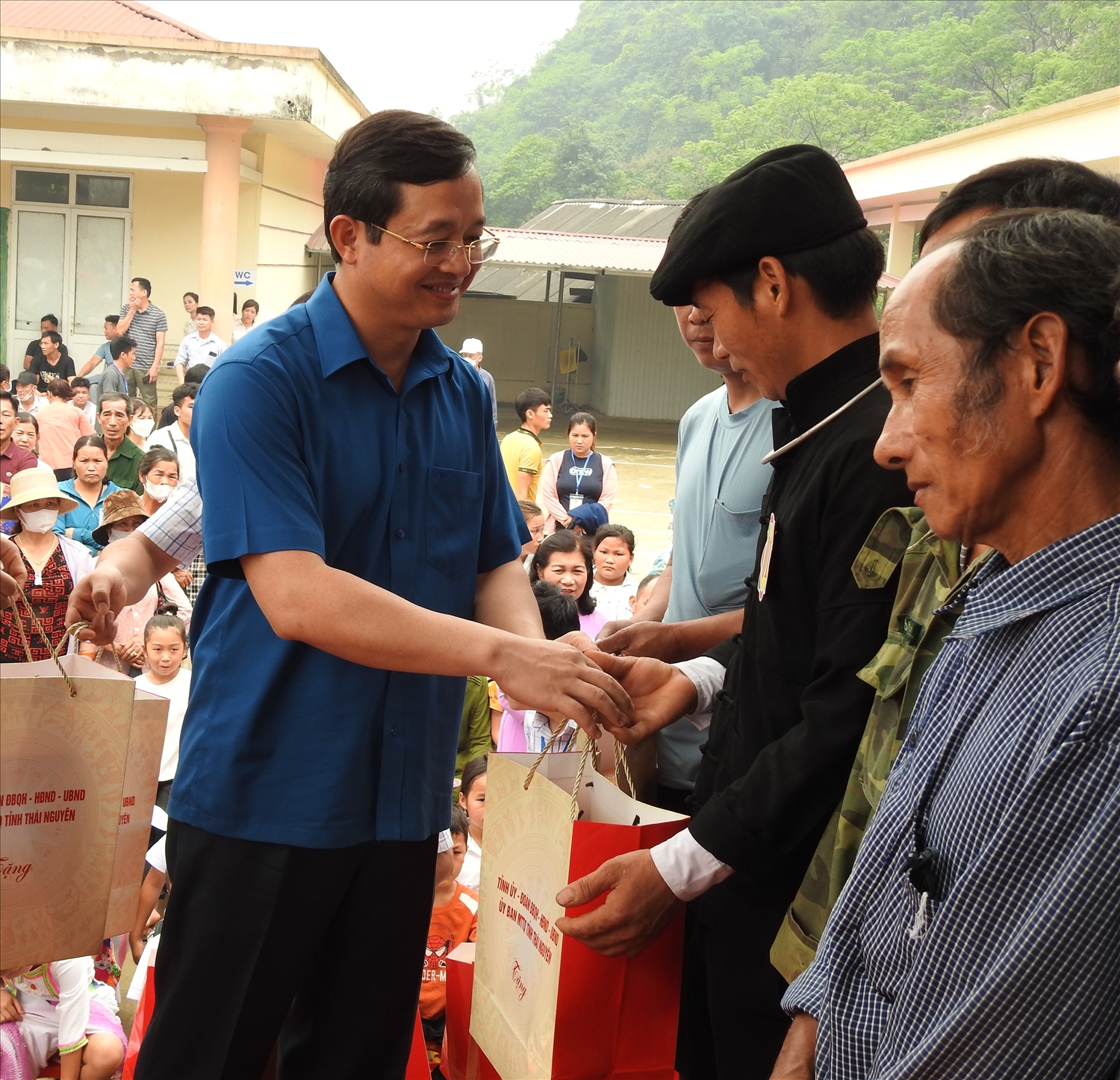 Phó Bí thư Thường trực Tỉnh ủy, Chủ tịch HĐND tỉnh Thái Nguyên Phạm Hoàng Sơn trao quà cho các hộ nghèo