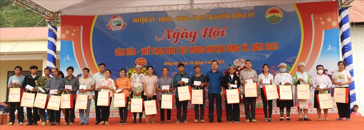 Thường trực Hội đồng nhân dân tỉnh Thái Nguyên trao tặng 20 suất quà mỗi suất 1 triệu đồng cho 20 hộ nghèo của xã Văn Lăng