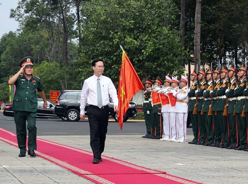Chủ tịch nước Võ Văn Thưởng thăm, làm việc với Bộ Tư lệnh Quân khu 9. (Ảnh: Thống Nhất/TTXVN)