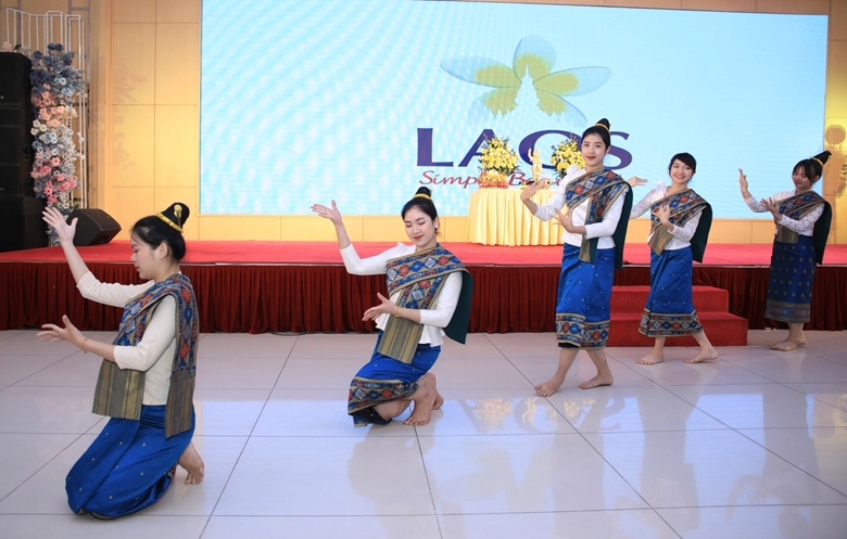 Một tiết mục văn nghệ do các em lưu học sinh Lào biểu diễn tại chương trình