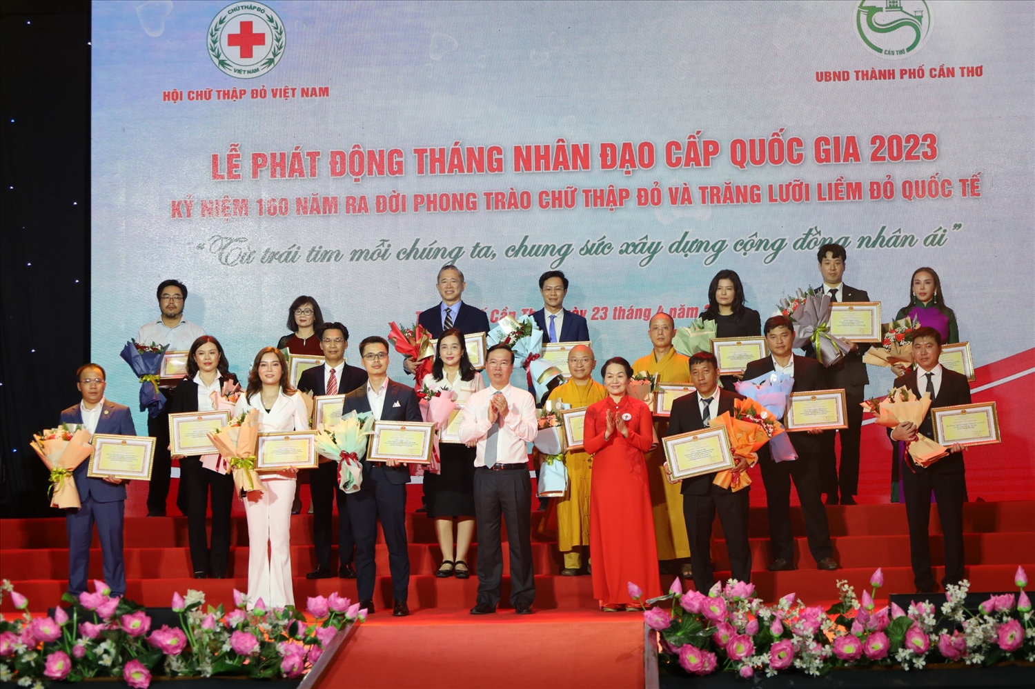 Chủ tịch nước và Chủ tịch trung ương Hội Chữ thập đỏ Việt Nam trao tặng hoa và bảng ghi nhận tấm lòng vàng cho đại diện các nhà tài trợ.