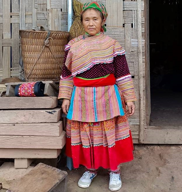 Bộ trang phục truyền thống của người phụ nữ Mông Hoa.