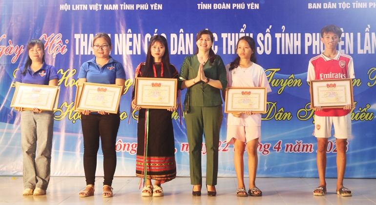 Bà Lê Thị Thanh Bích, Phó Trưởng ban Dân tộc tỉnh trao giải Liên hoan các Đội tuyên truyền pháp luật cho các đơn vị đạt giải. Ảnh: NGÔ XUÂN