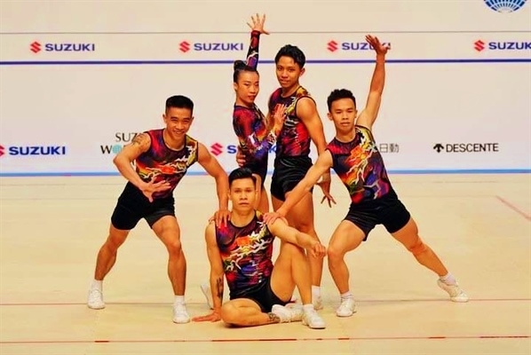 Các VĐV aerobic Việt Nam đoạt Huy chương Vàng ở bài 5 người sau ngày thi đấu chung kết ngày 23/4. Ảnh: Melog