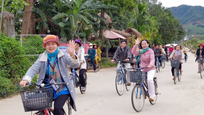 Người dân thôn Thái Lai (xã Hòa Nhơn) trải nghiệm tour xe đạp trong buổi học tập thực tế về làm du lịch cộng đồng tại thôn Nam Yên, xã Hòa Bắc (cùng huyện Hòa Vang, thành phố Đà Nẵng).