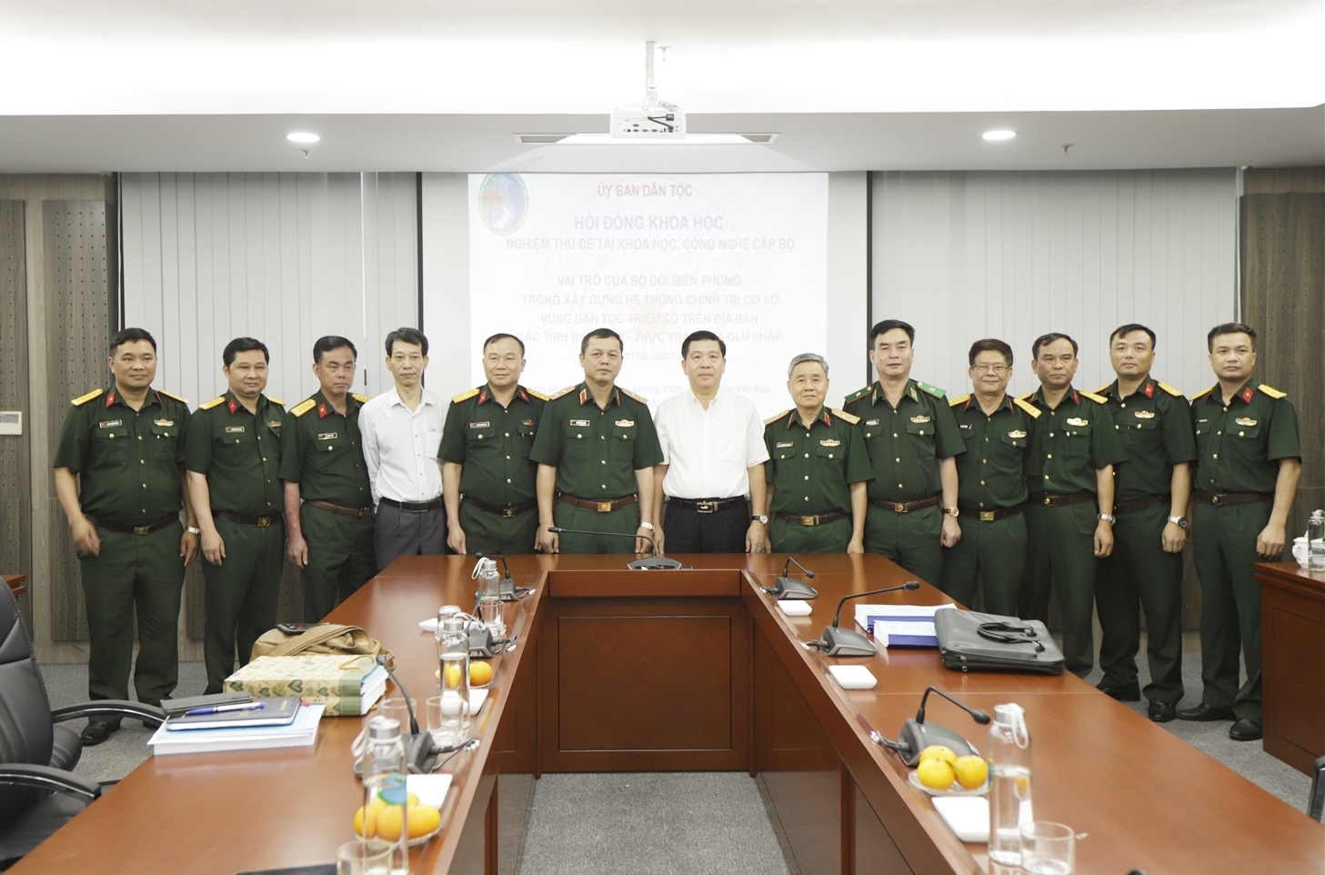 Thứ trưởng, Phó Chủ nhiệm UBDT Lê Sơn Hải chụp ảnh lưu niệm cùng Hội đồng nghiệm thu và nhóm nghiên cứu