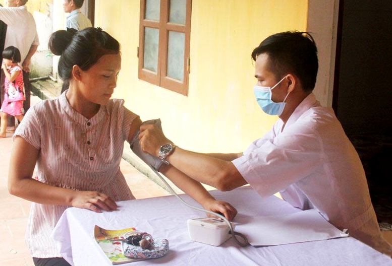 Khám sức khỏe cho phụ nữ mang thai tại Trạm Y tế xã Đồng Vương (huyện Yên Thế)