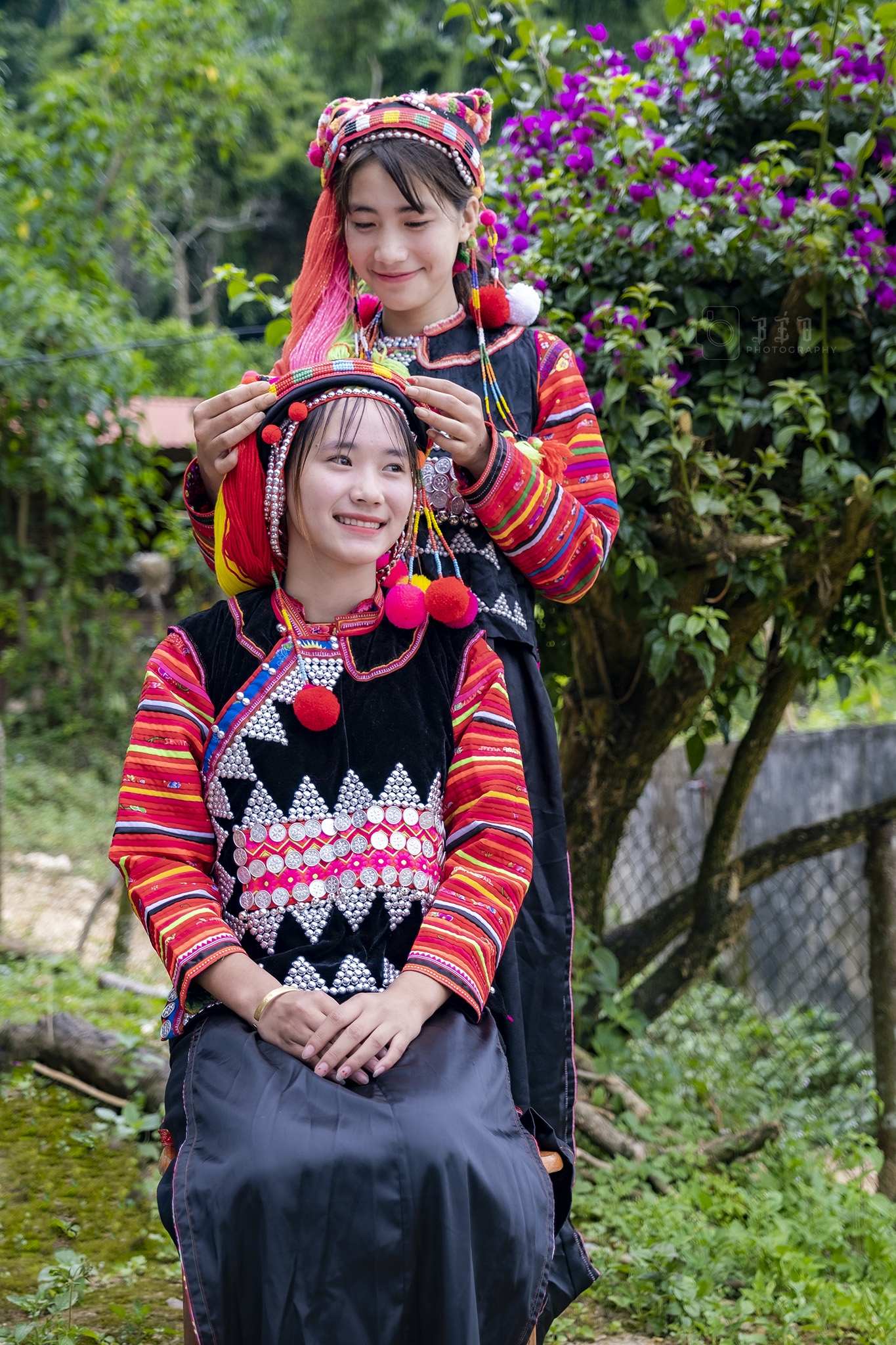 Thiếu nữ dân tộc Hà Nhì trong trang phục truyền thống