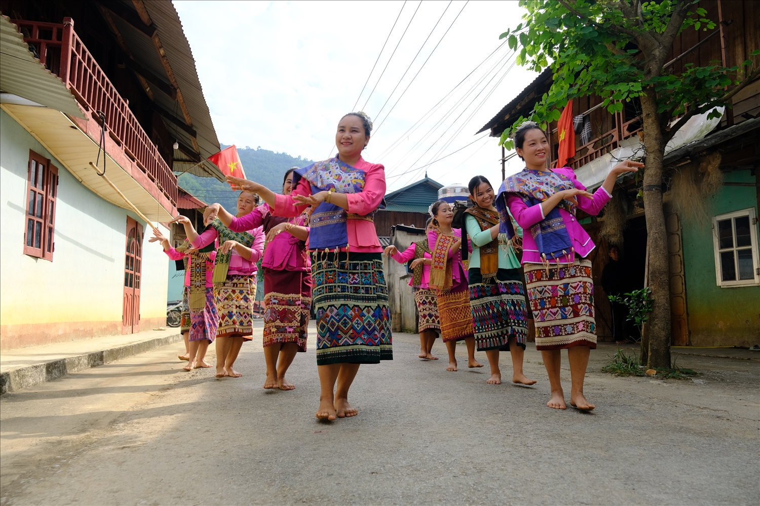 Phụ nữ dân tộc Lào trong trang phục truyền thống biểu diễn dân vũ