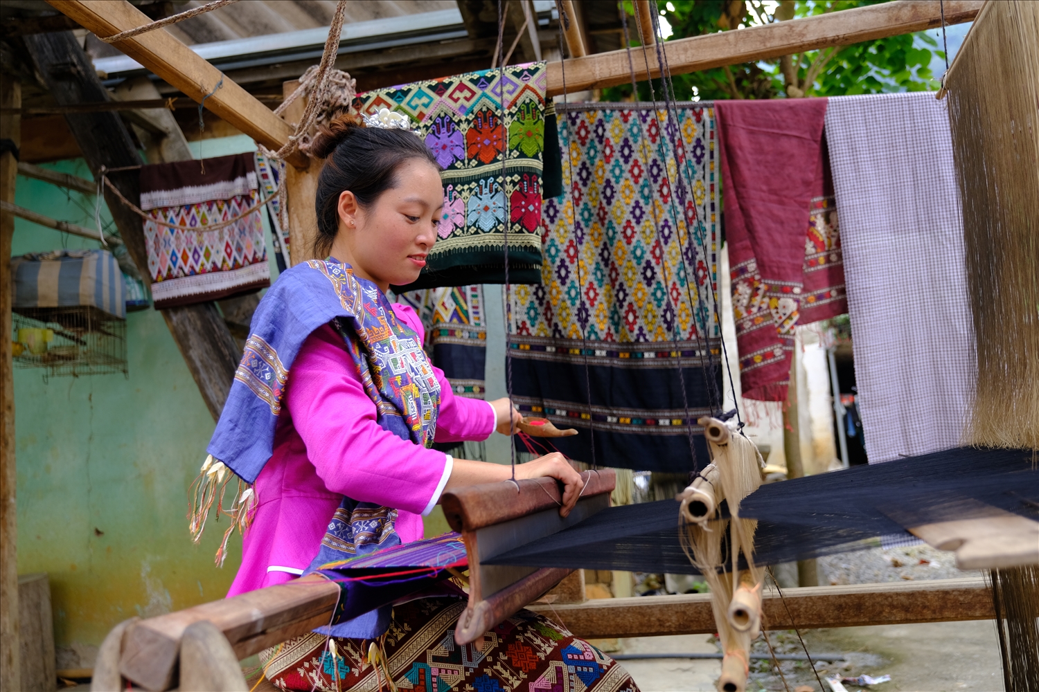 Phụ nữ dân tộc Lào tại bản Pa Xa Lào, xã Pa Thơm, huyện Điện Biên dệt vải thổ cẩm truyền thống.