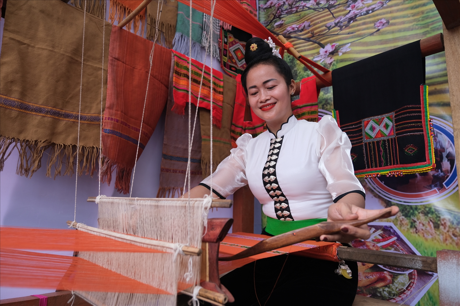 Phụ nữ dân tộc Thái, bản Phiêng Lơi, xã Thanh Minh dệt vải thổ cẩm truyền thống.