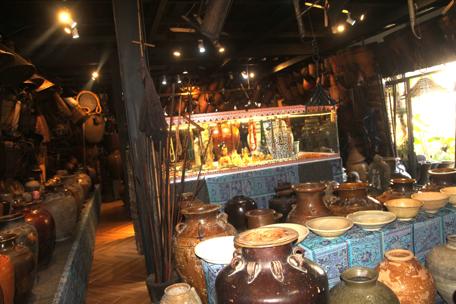 Bên trong không gian trưng bày bộ sưu tập hiện vật, cổ vật của anh Nguyễn Quốc Dũng.